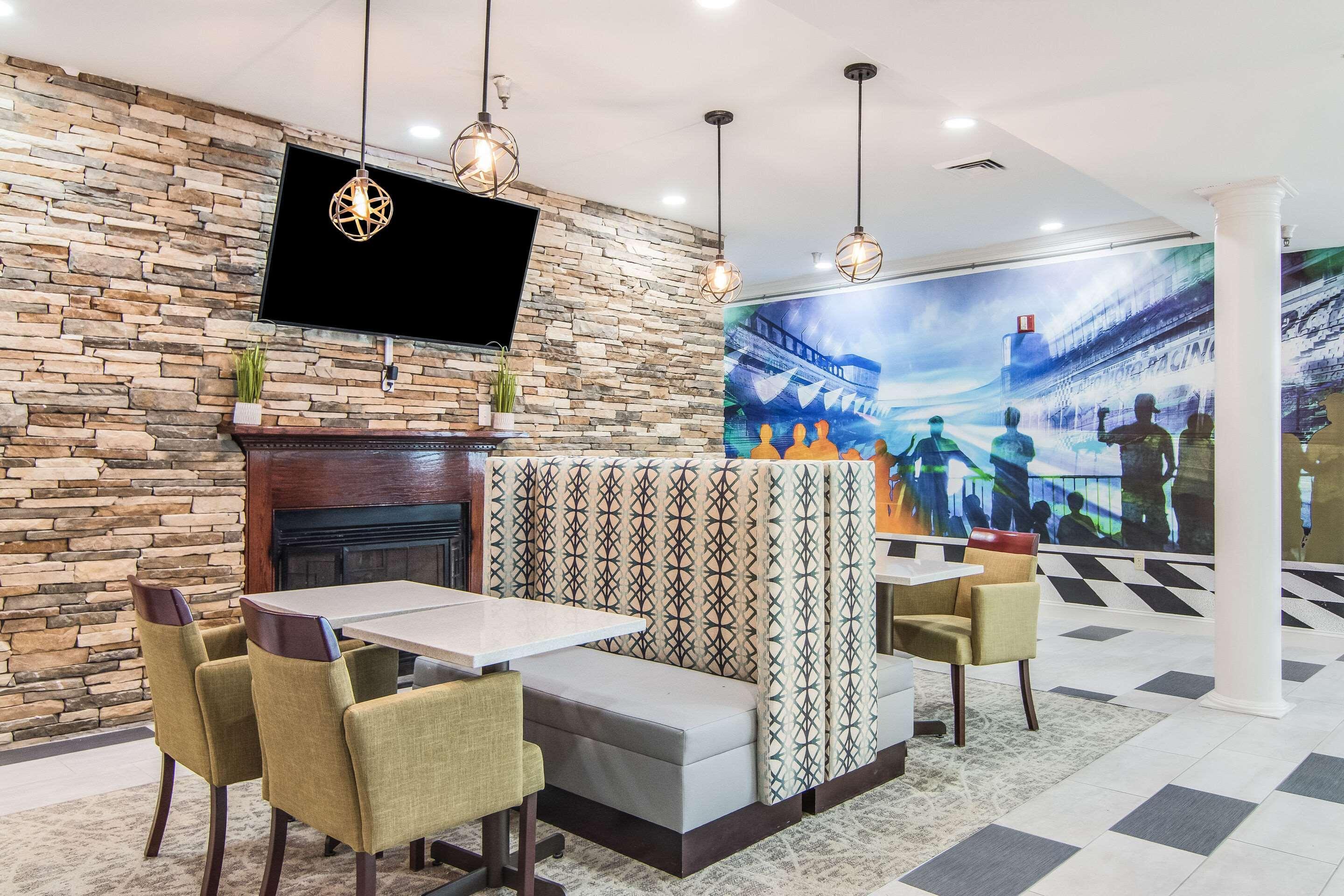 Clarion Pointe South Boston - Danville East Bagian luar foto