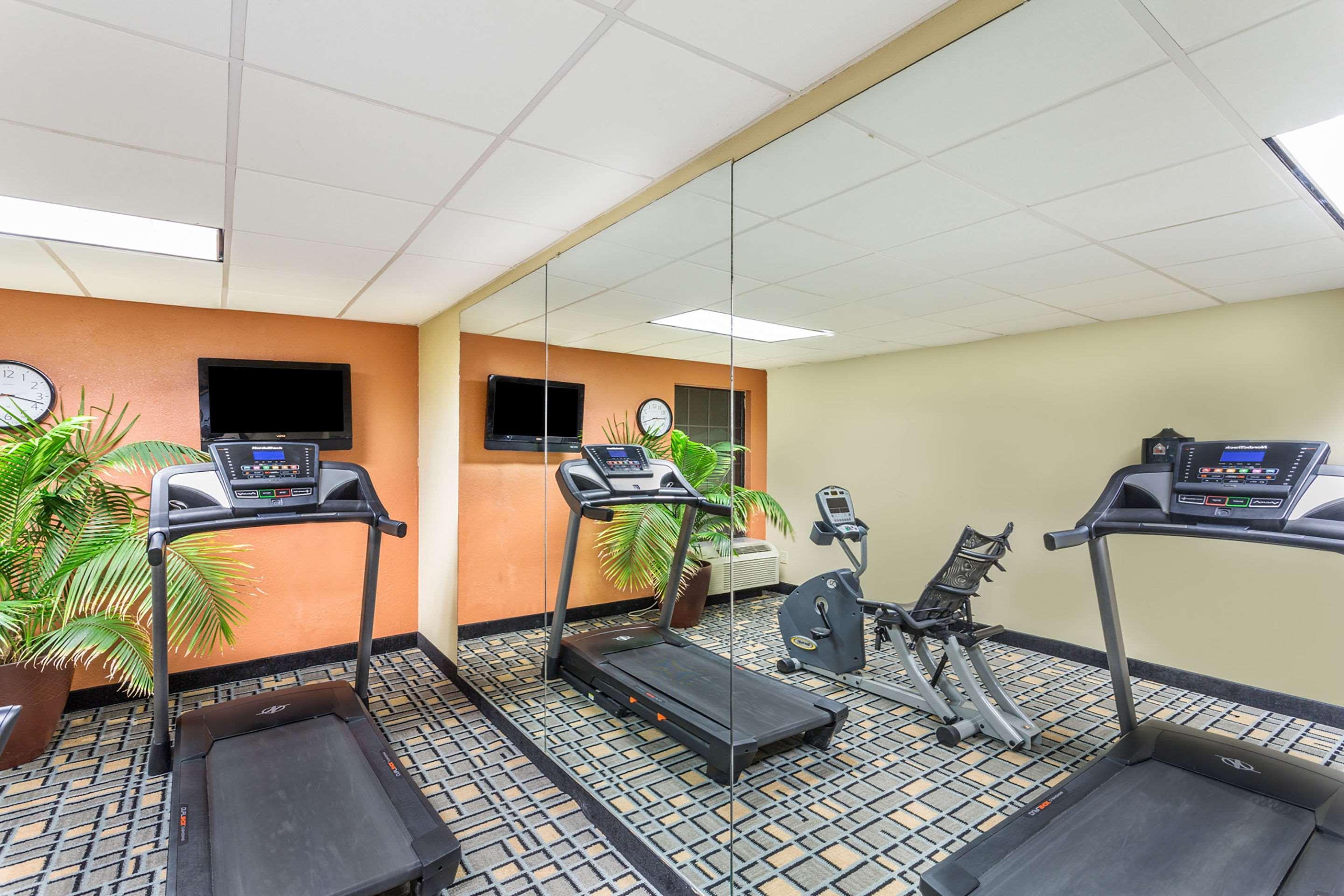 Clarion Pointe South Boston - Danville East Bagian luar foto