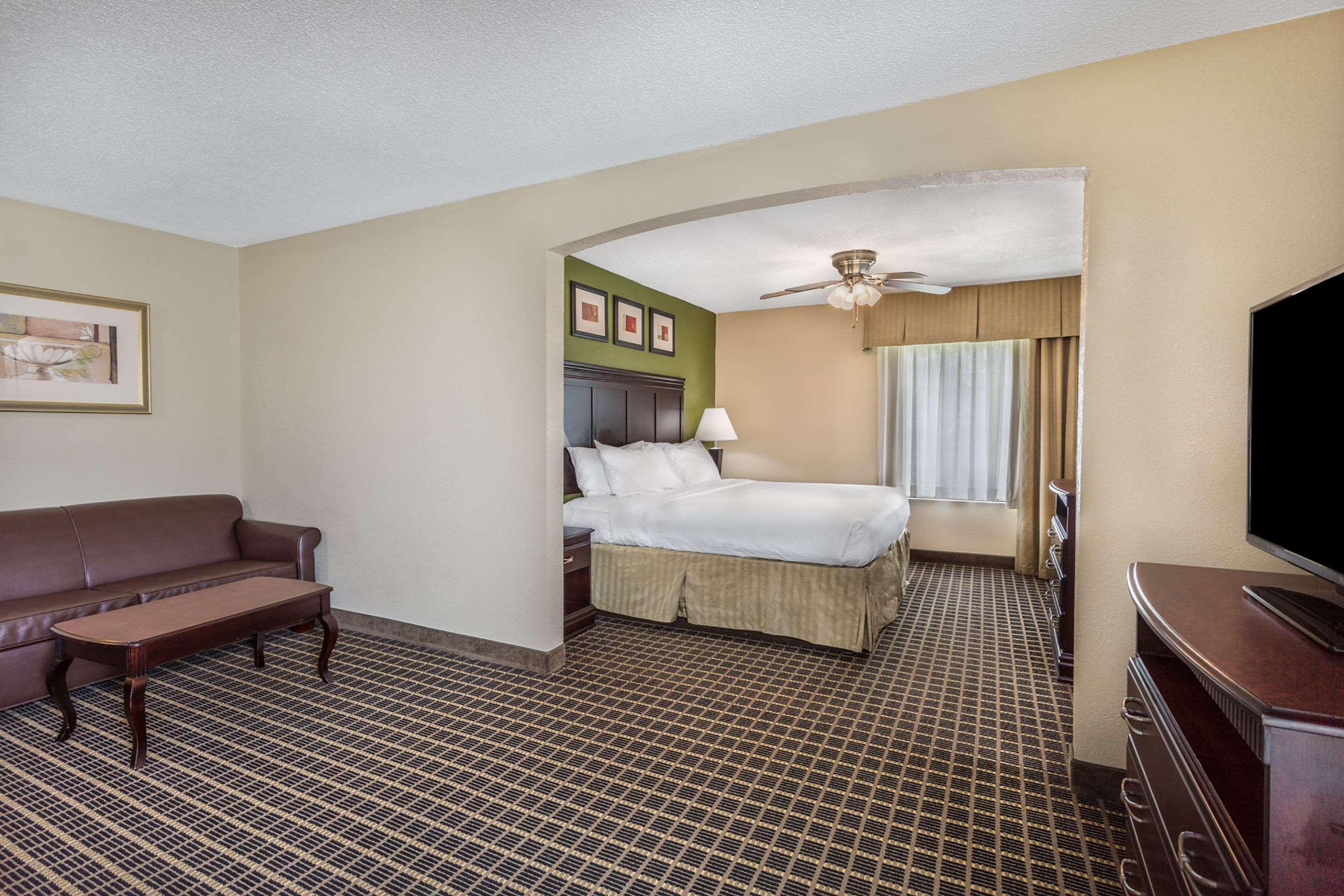 Clarion Pointe South Boston - Danville East Bagian luar foto